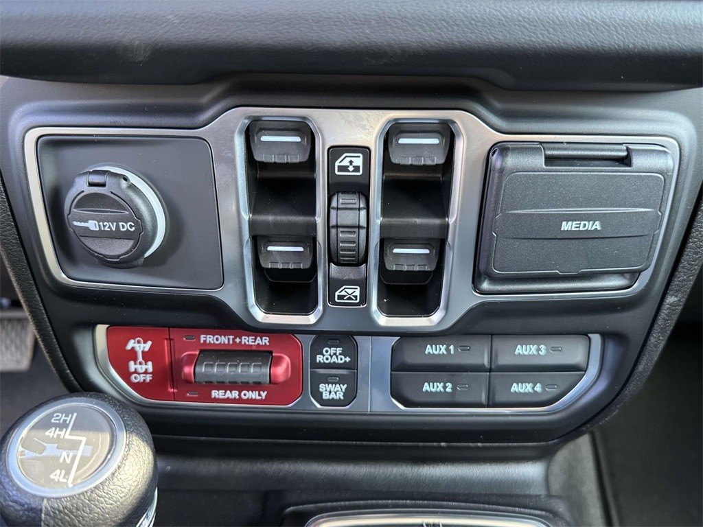 Vehicle image 17 of 19