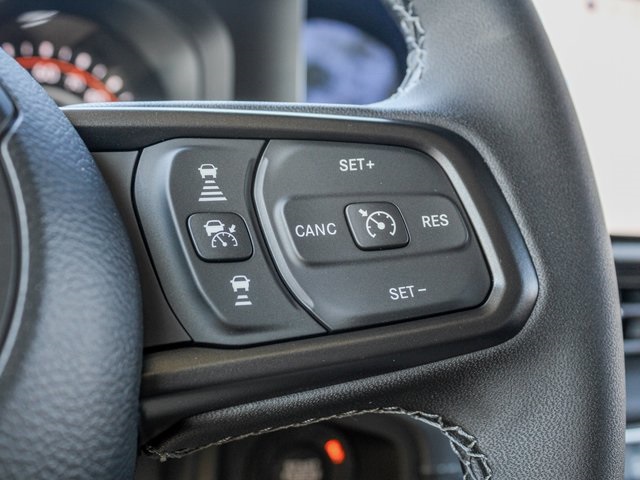 Vehicle image 18 of 32