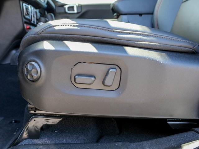 Vehicle image 13 of 32