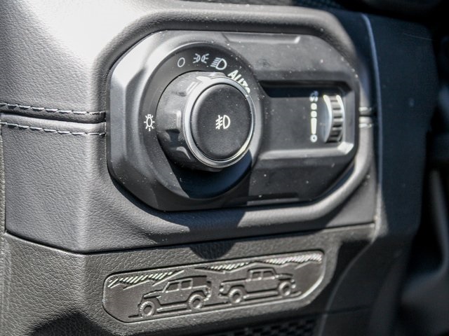 Vehicle image 22 of 32