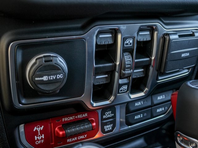 Vehicle image 15 of 32