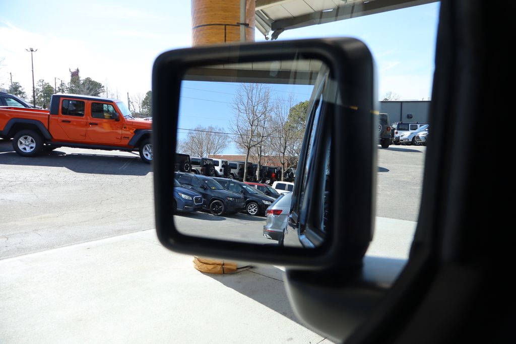 Vehicle image 36 of 42