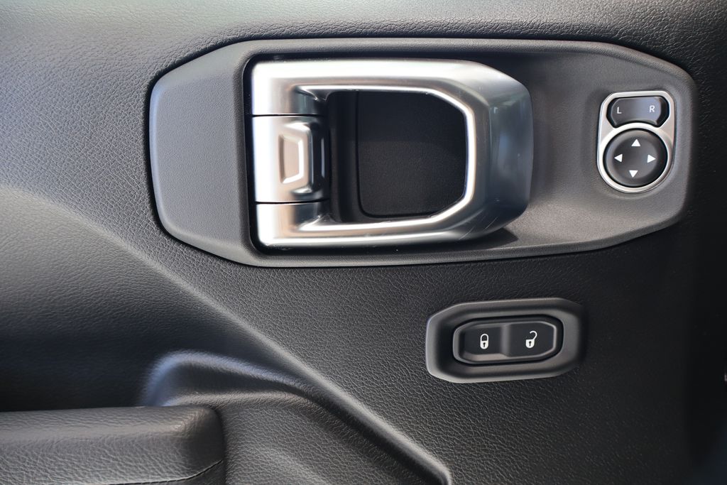 Vehicle image 14 of 42