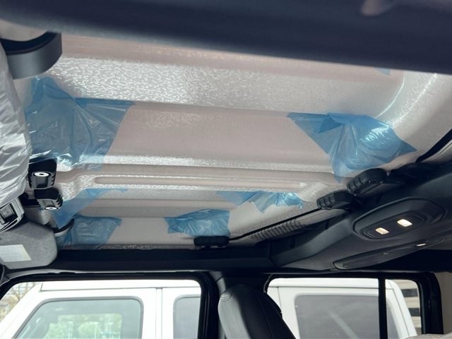 Vehicle image 14 of 21
