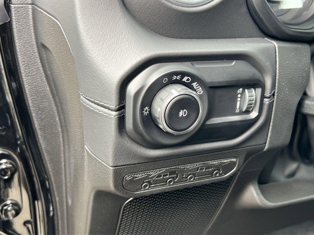 Vehicle image 17 of 21