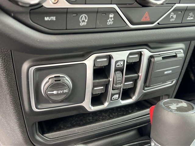 Vehicle image 19 of 21