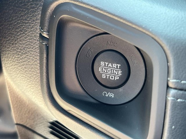 Vehicle image 13 of 19