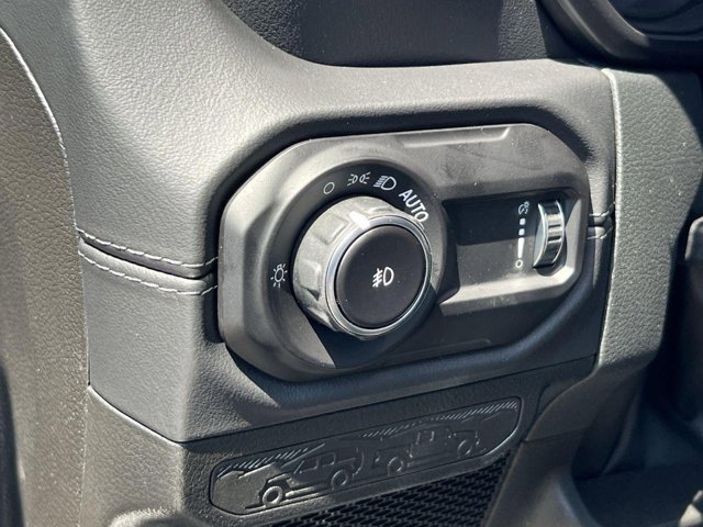 Vehicle image 17 of 19