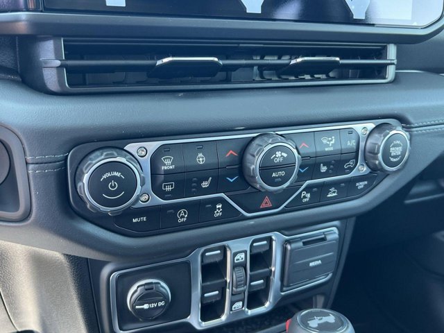 Vehicle image 10 of 19