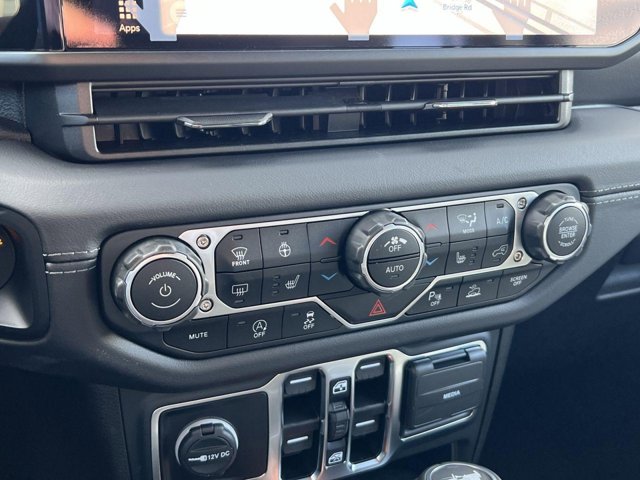 Vehicle image 13 of 22