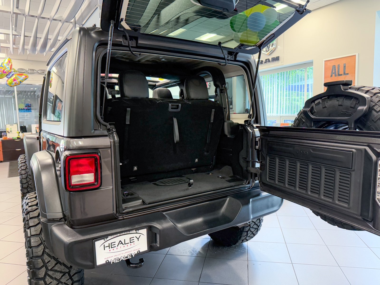 Vehicle image 27 of 42