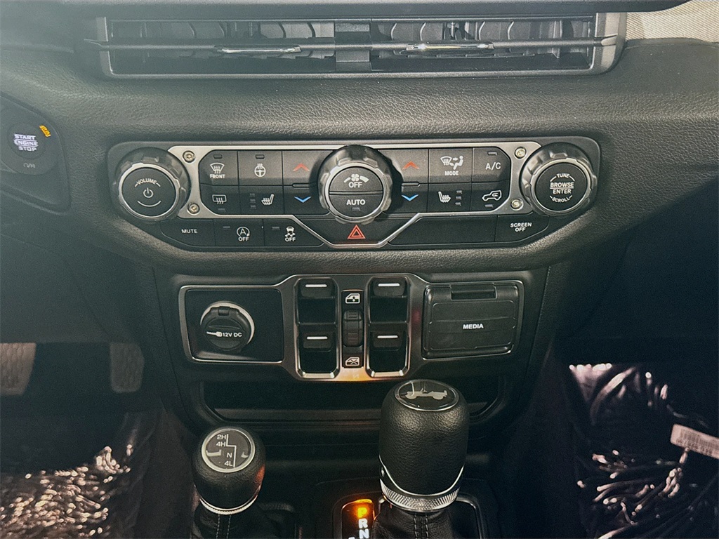 Vehicle image 16 of 33