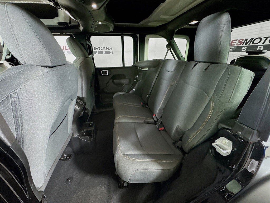 Vehicle image 25 of 33
