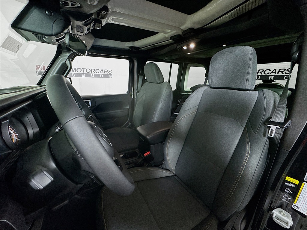 Vehicle image 21 of 33
