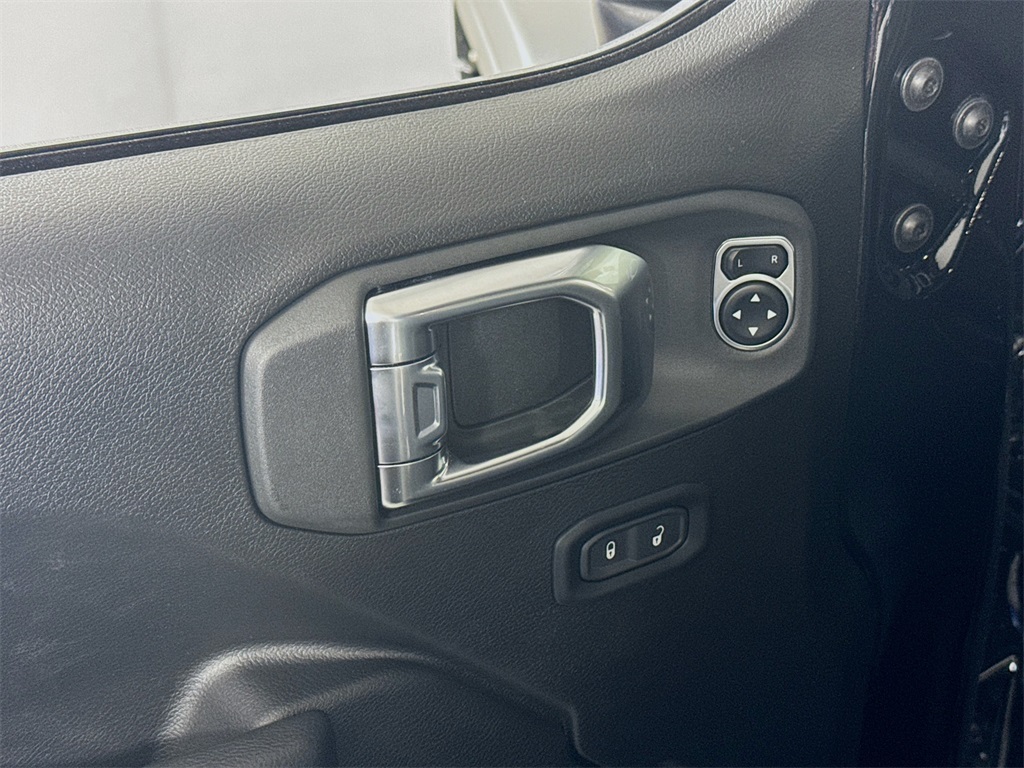 Vehicle image 18 of 33