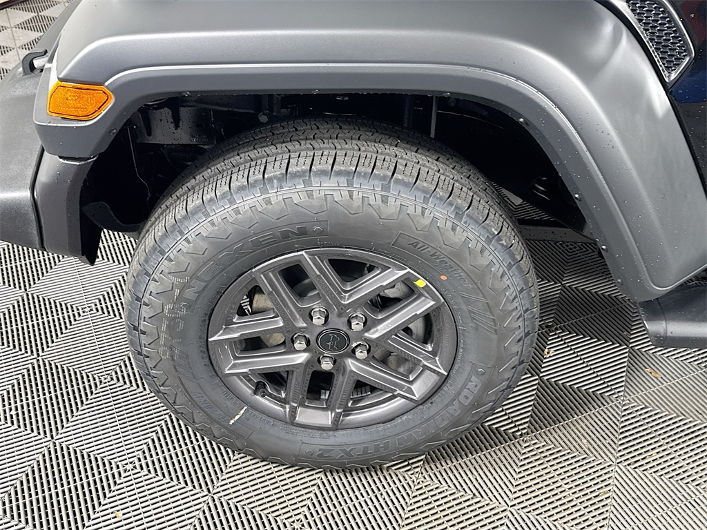 Vehicle image 32 of 33