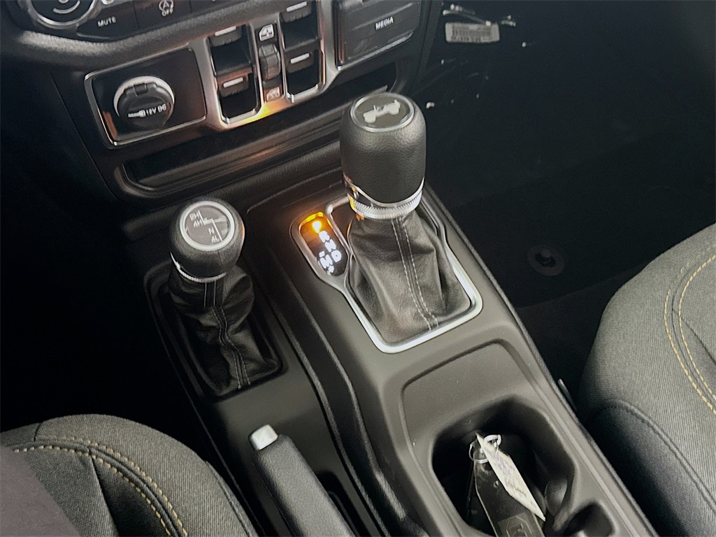 Vehicle image 17 of 33