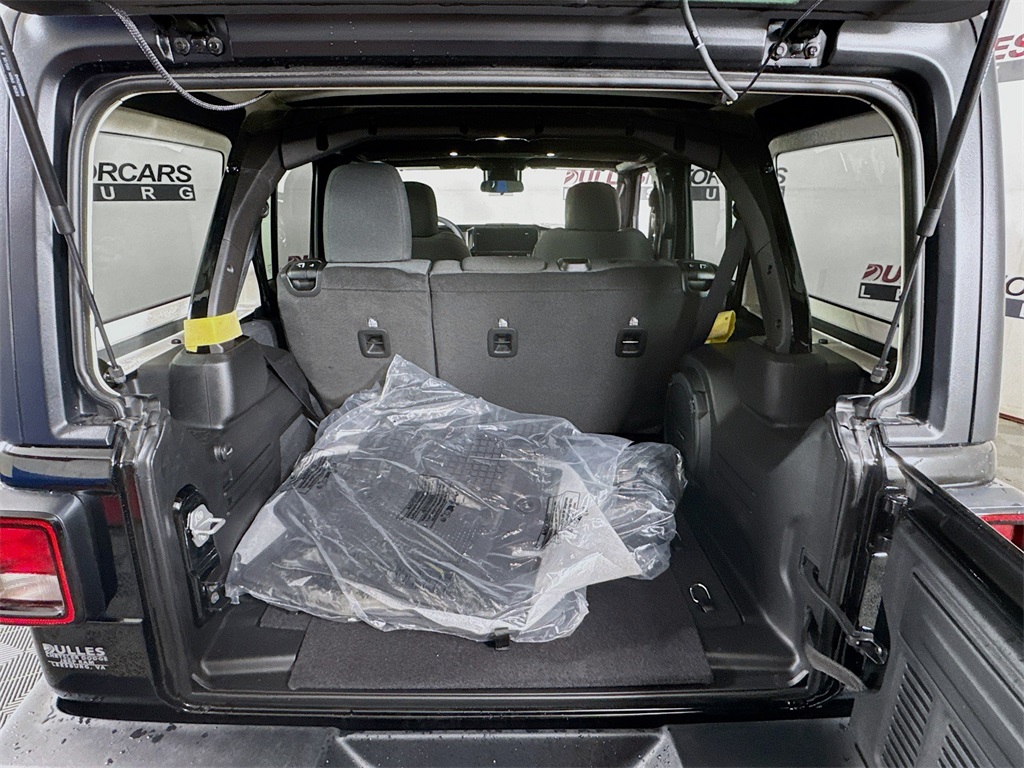 Vehicle image 27 of 33