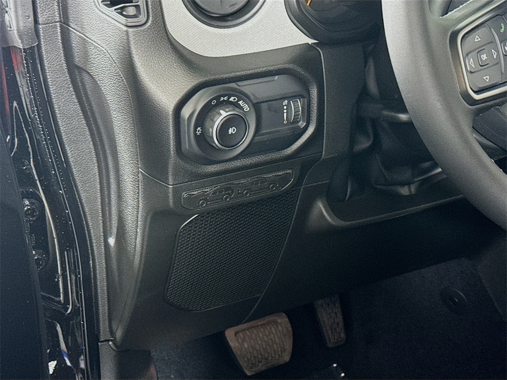 Vehicle image 10 of 33