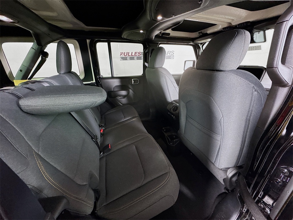Vehicle image 28 of 33