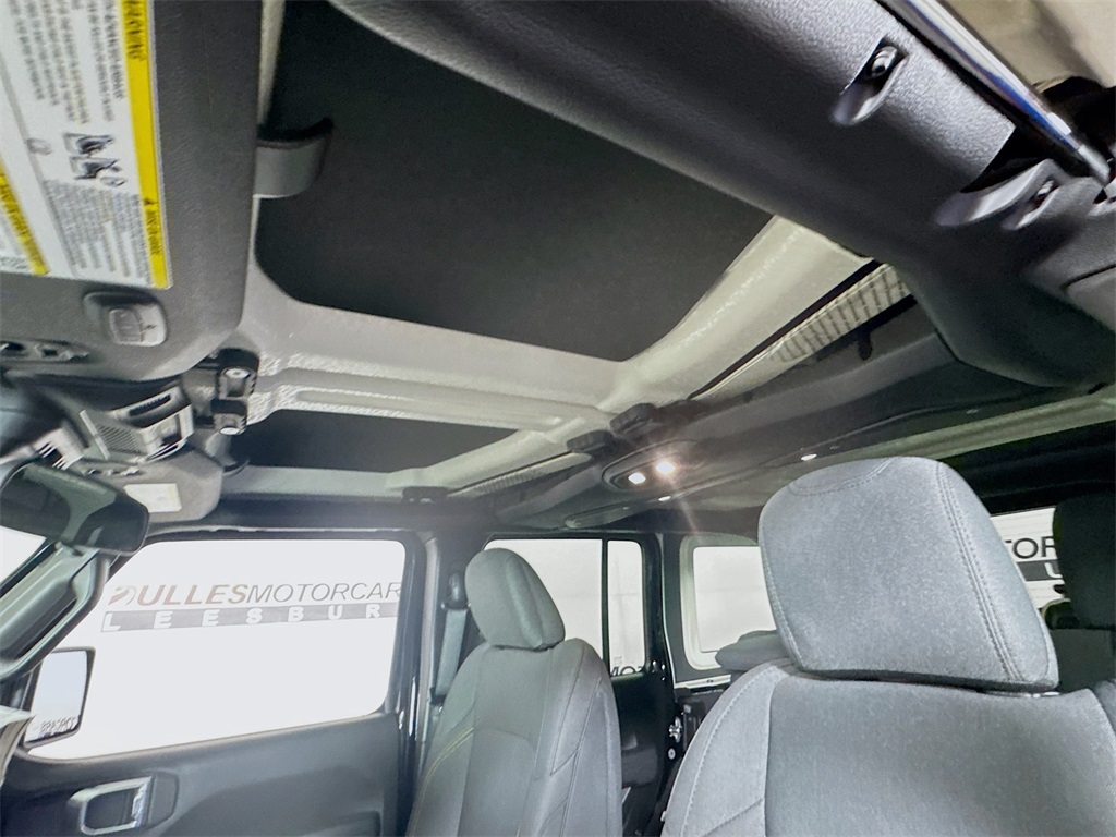 Vehicle image 22 of 33