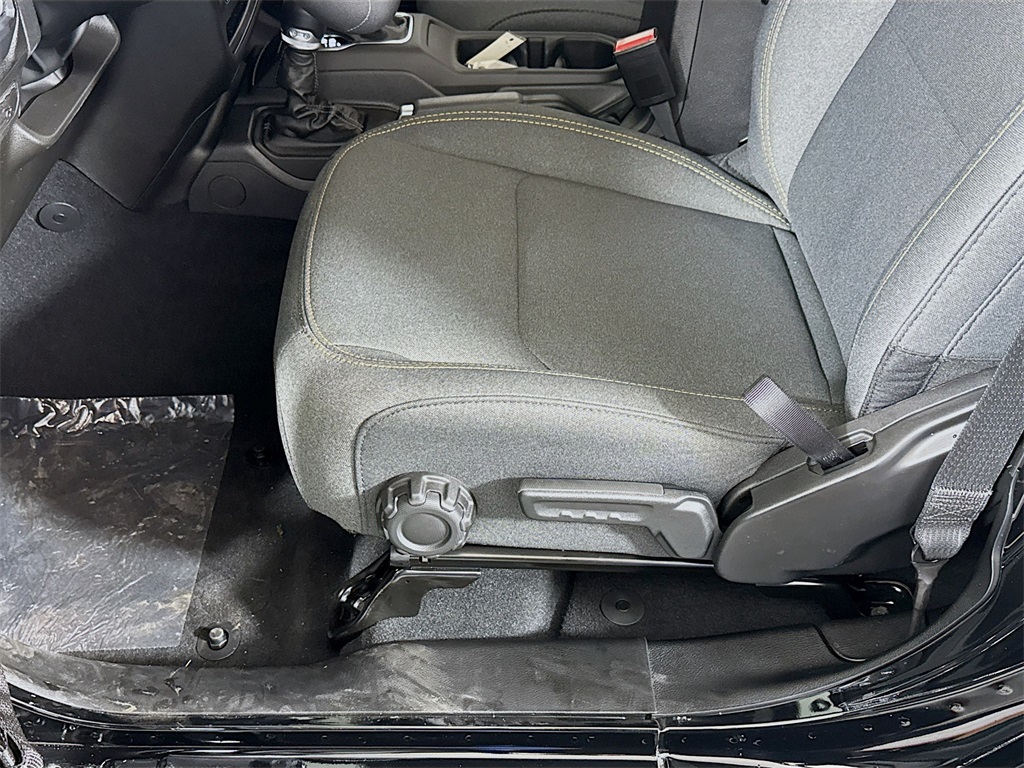 Vehicle image 19 of 33