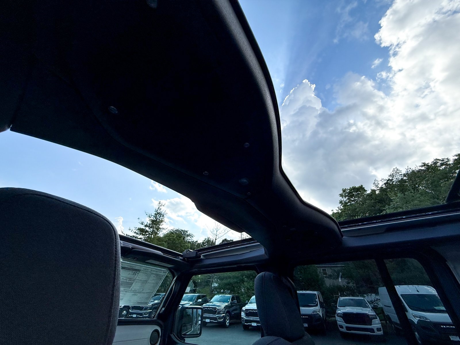Vehicle image 32 of 37