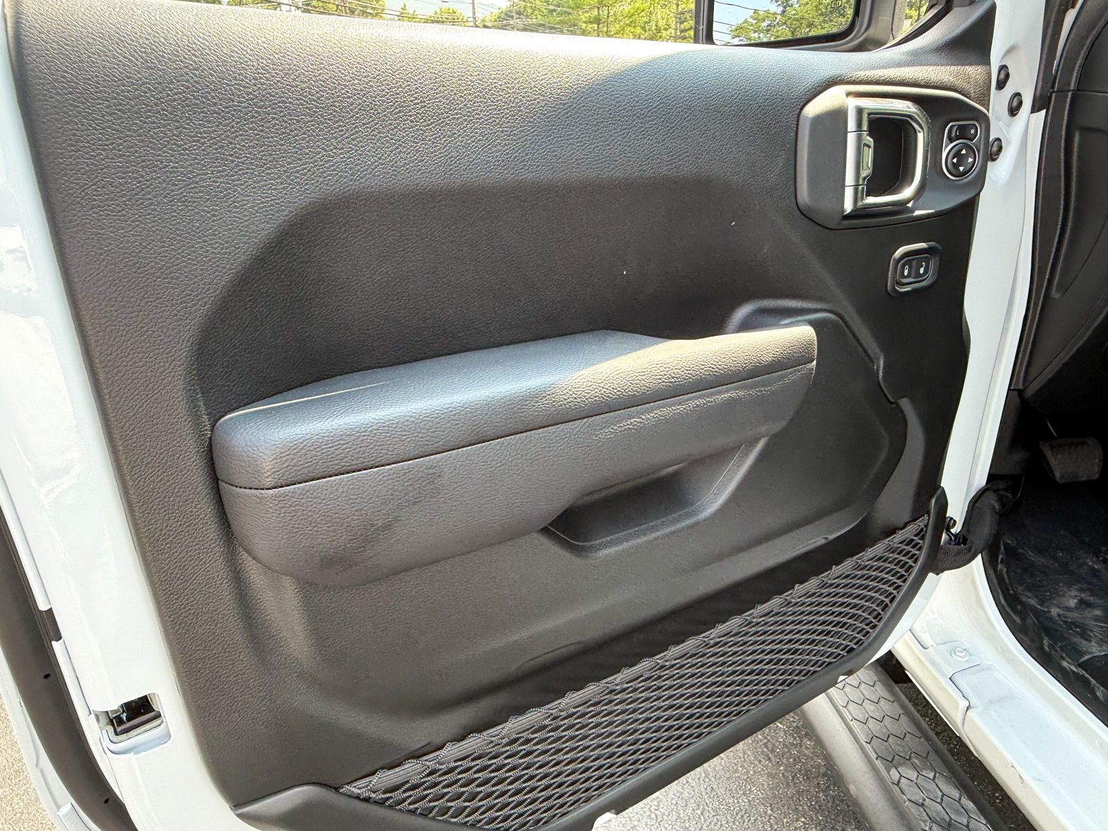 Vehicle image 25 of 38