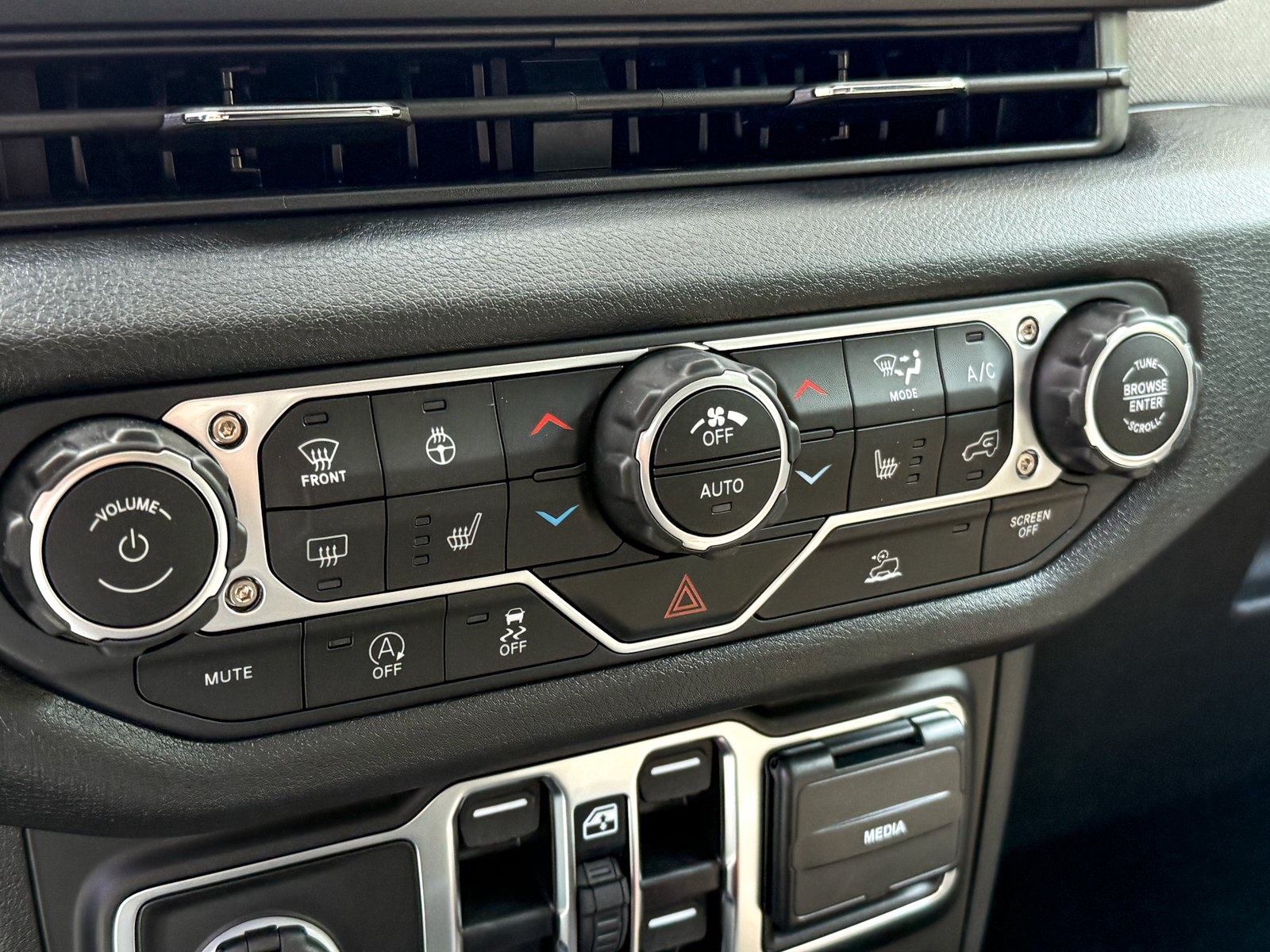 Vehicle image 34 of 38