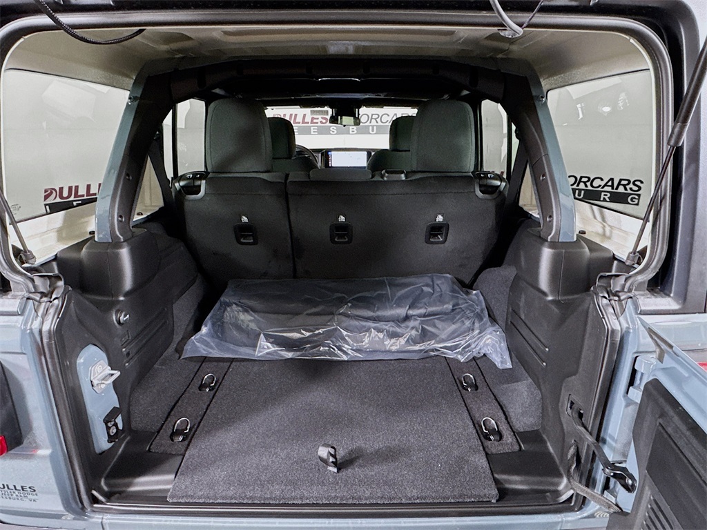 Vehicle image 27 of 33