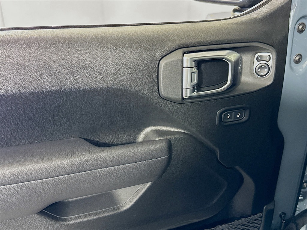 Vehicle image 18 of 33