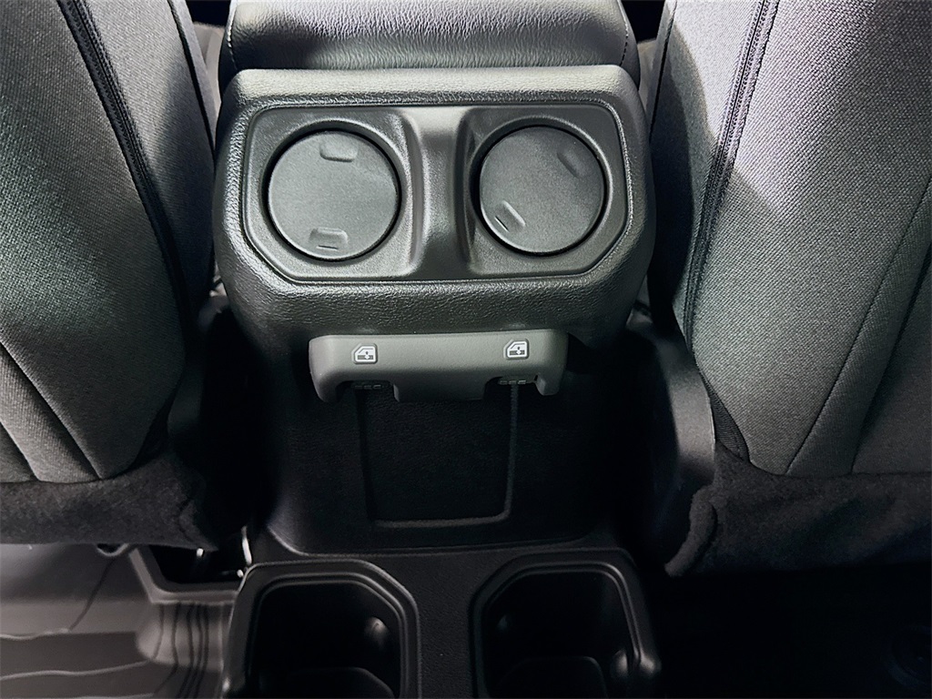 Vehicle image 26 of 33