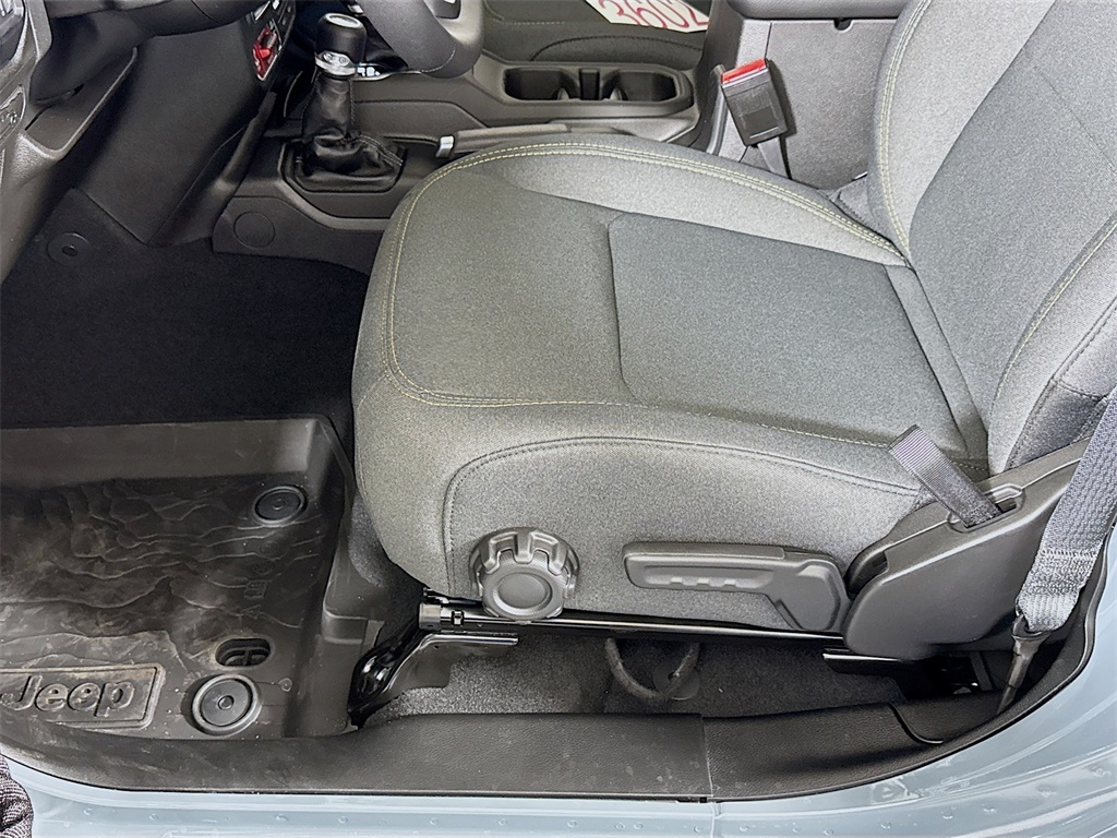 Vehicle image 19 of 33