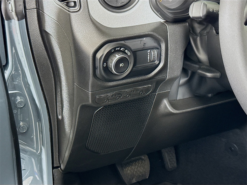 Vehicle image 10 of 33
