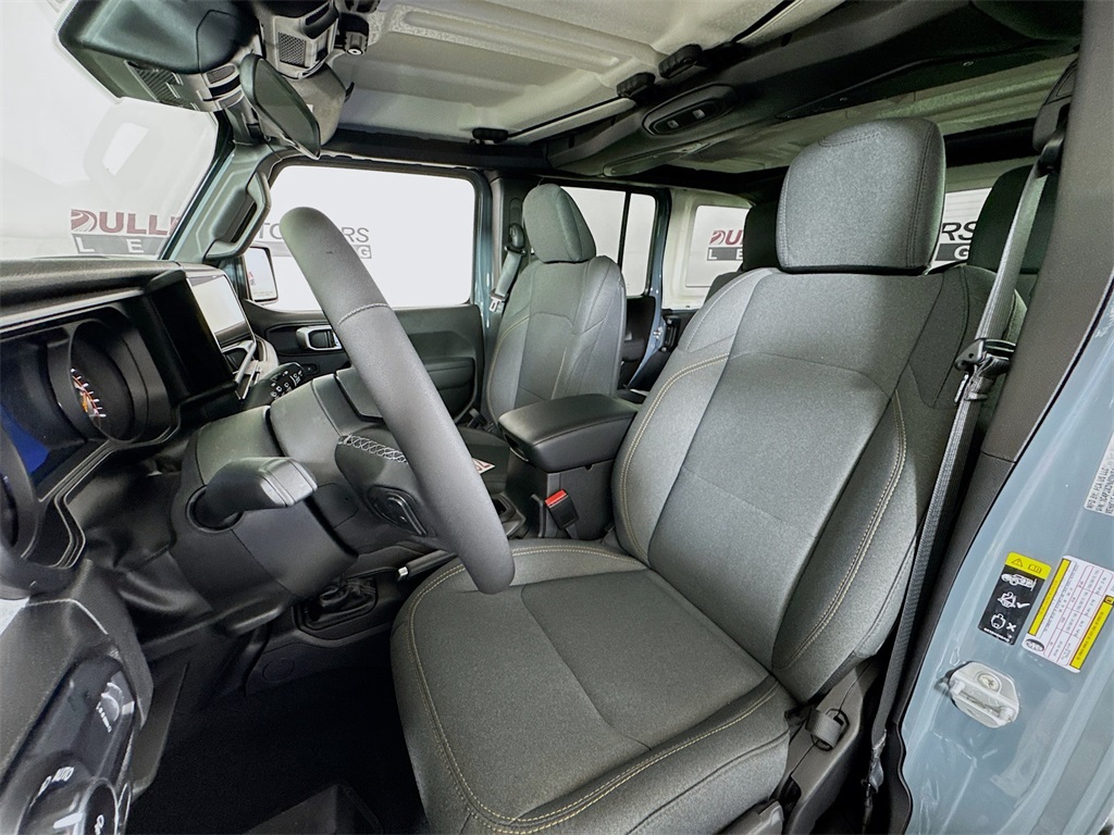 Vehicle image 21 of 33