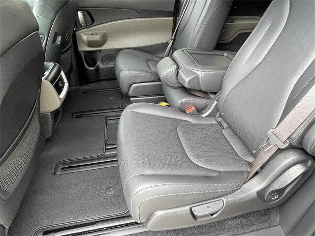 Vehicle image 13 of 20