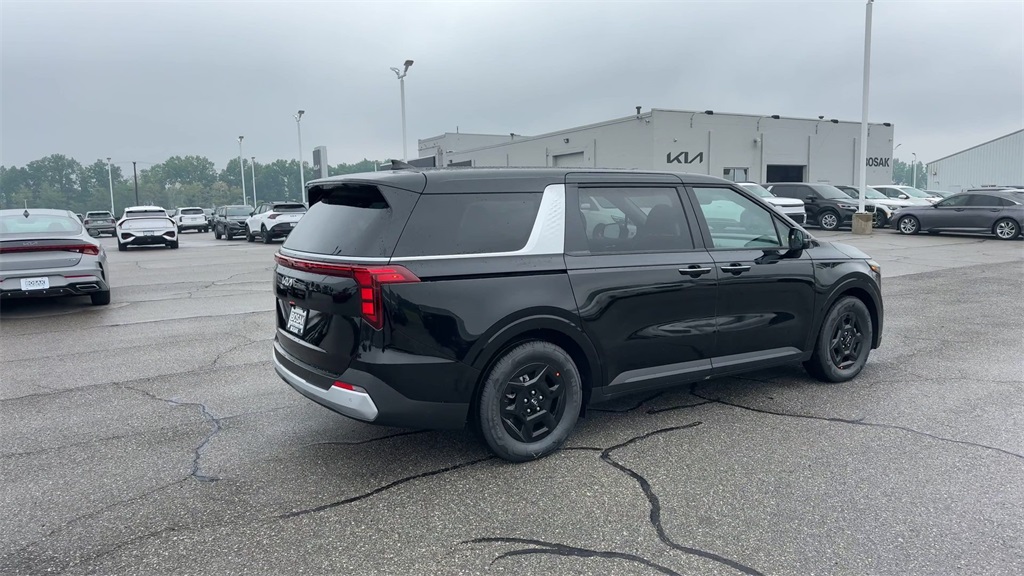 2025 Kia Carnival LXS Image 7 of 35