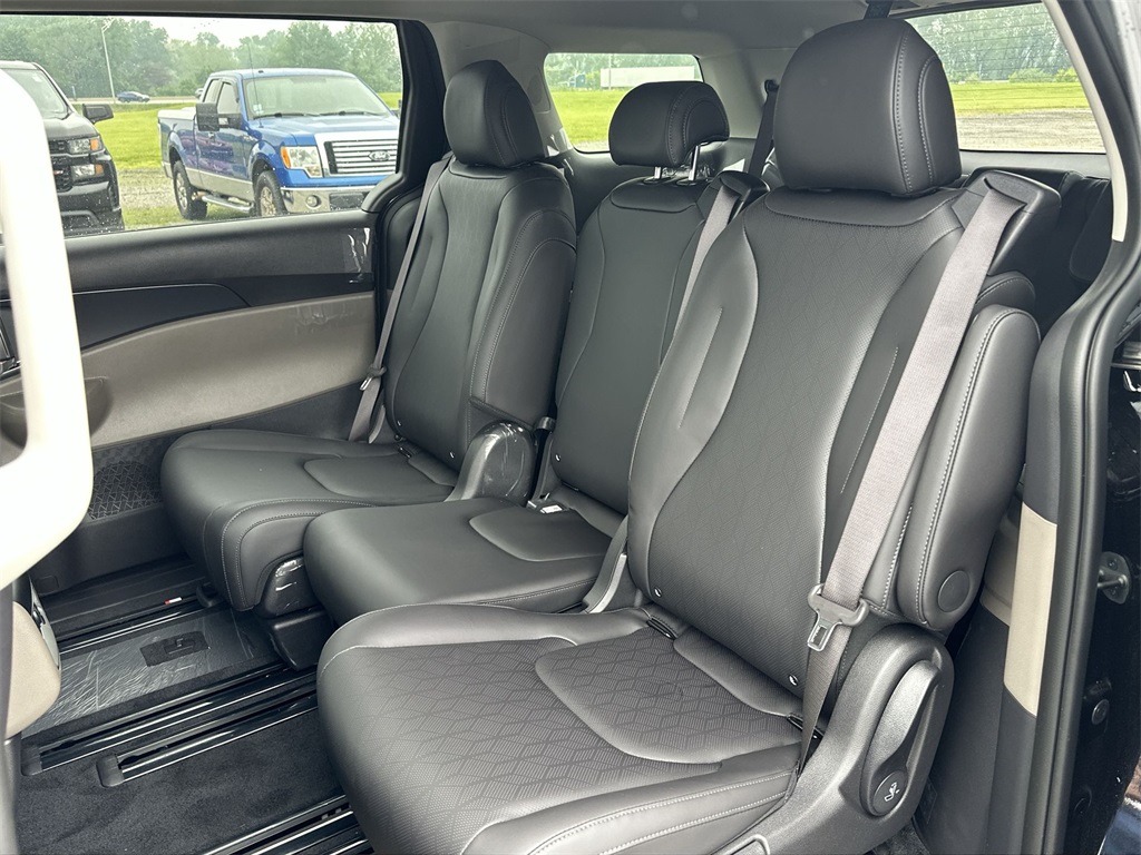 2025 Kia Carnival LXS Image 15 of 35