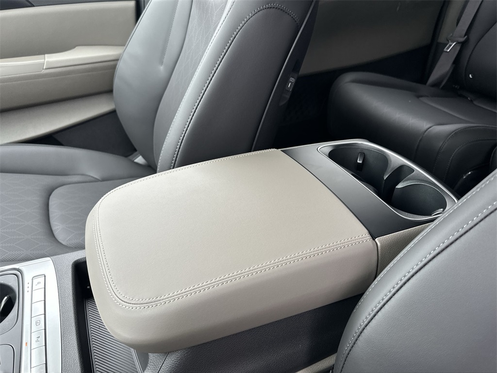 2025 Kia Carnival LXS Image 26 of 35