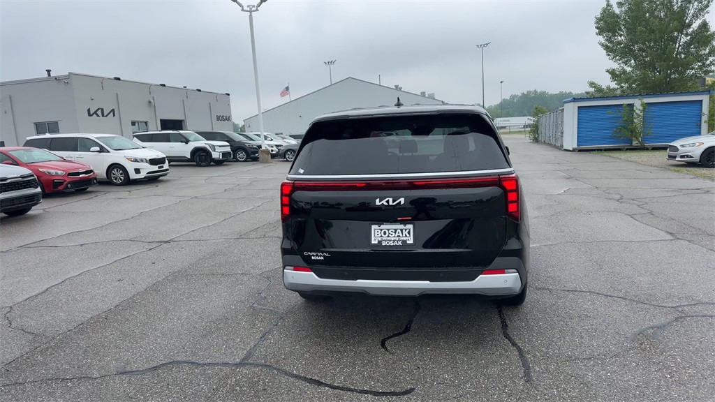 2025 Kia Carnival LXS Image 8 of 35