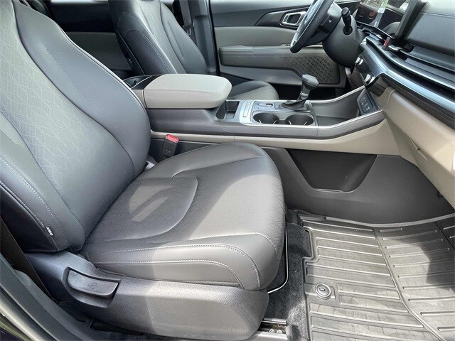 Vehicle image 10 of 20