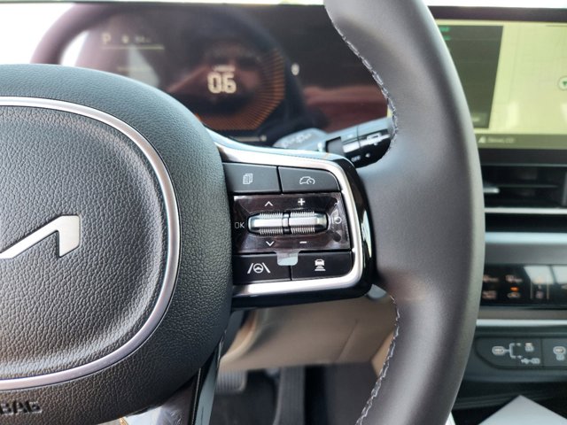 Vehicle image 16 of 22