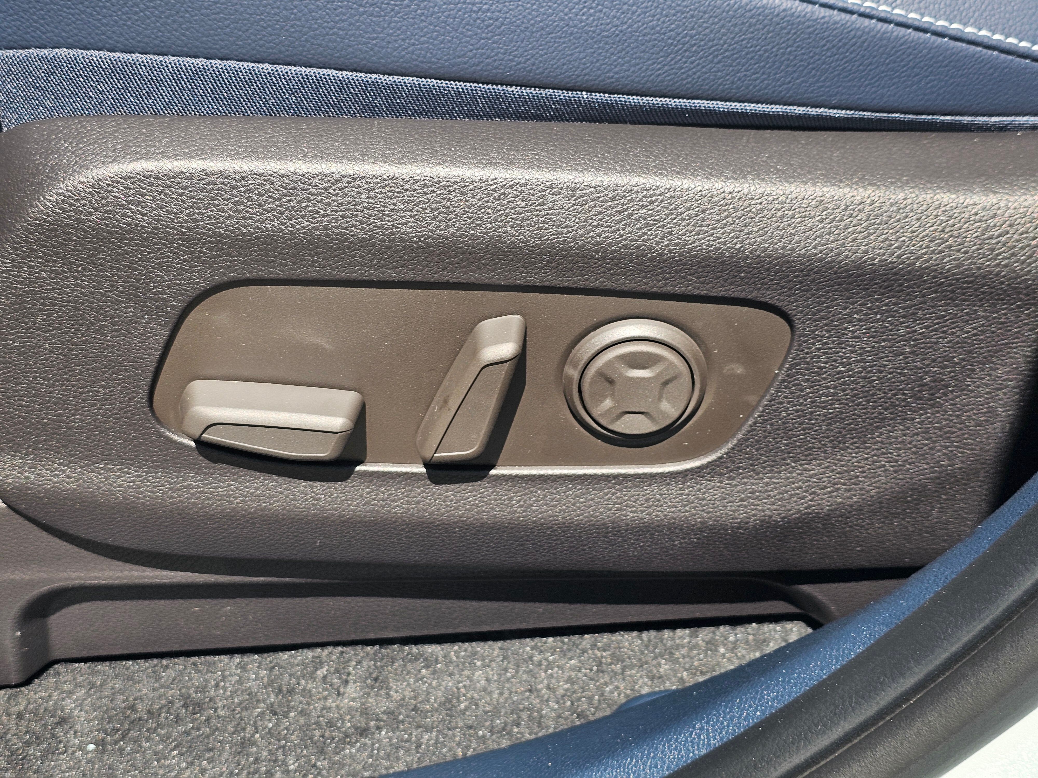 Vehicle image 37 of 40