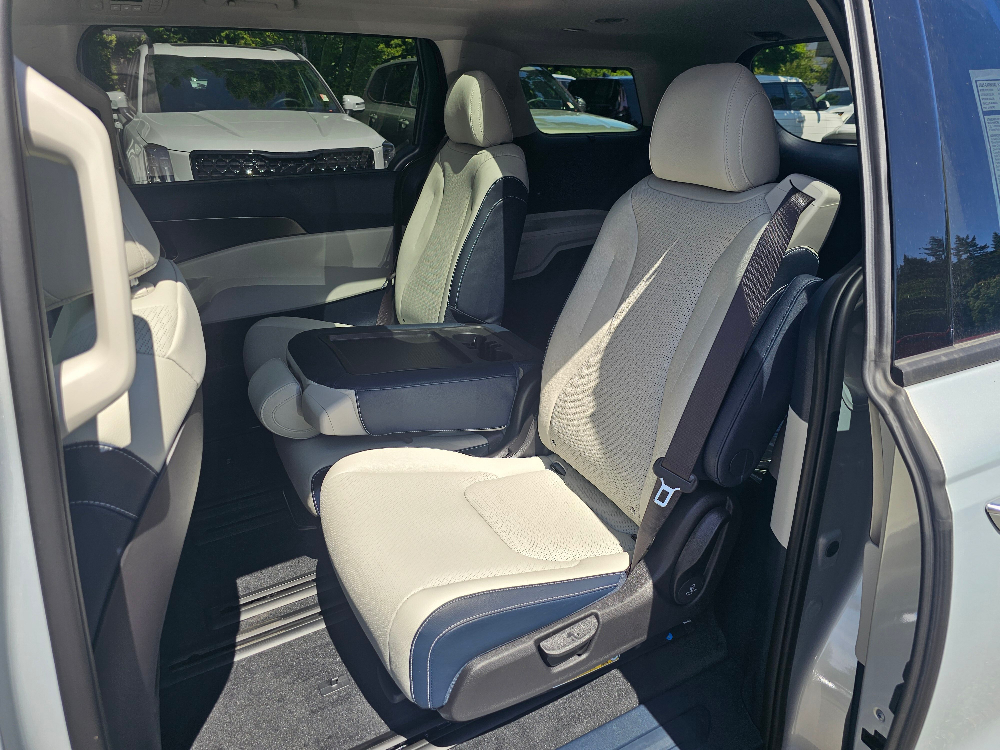 Vehicle image 25 of 40