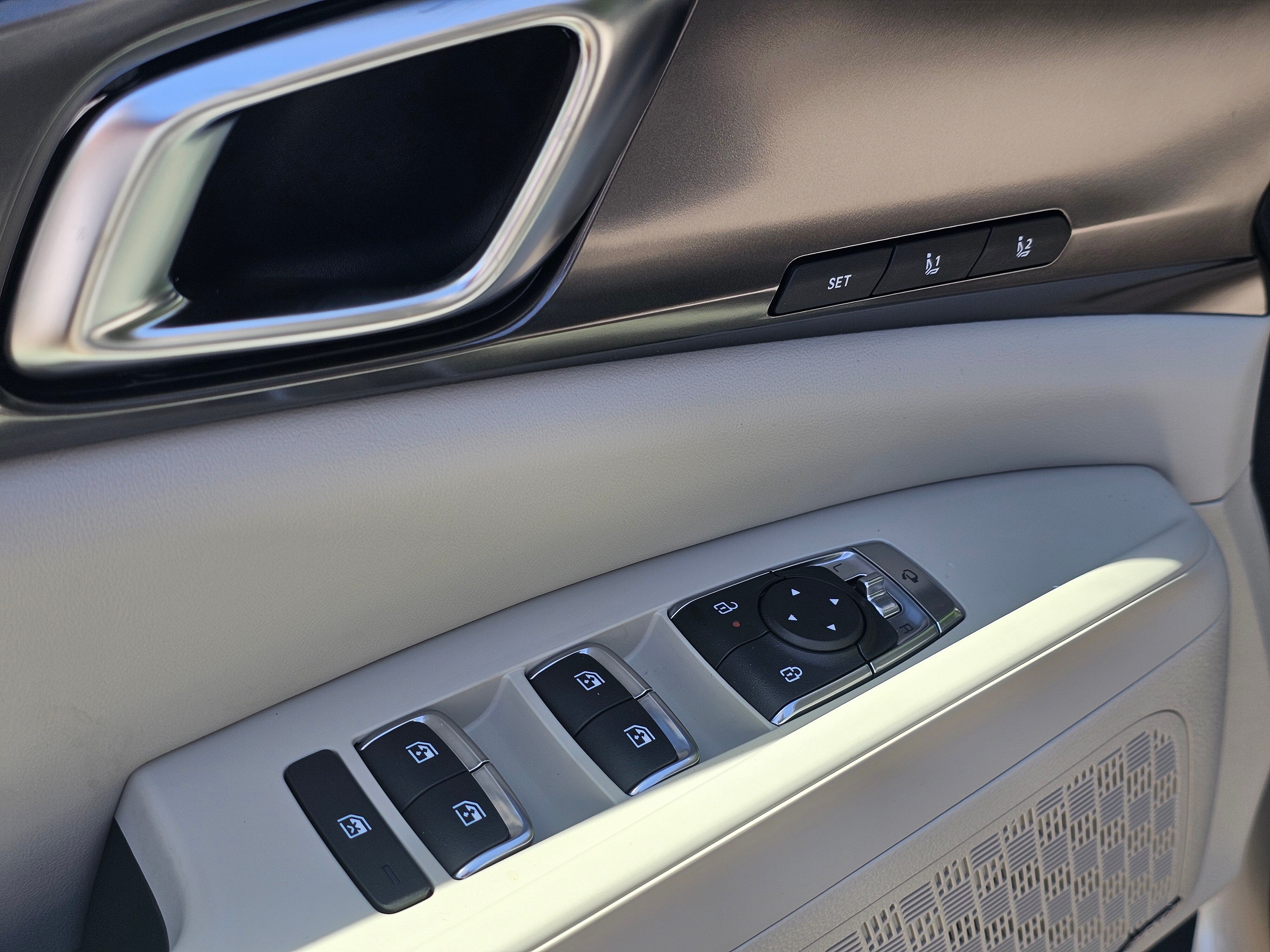 Vehicle image 36 of 40