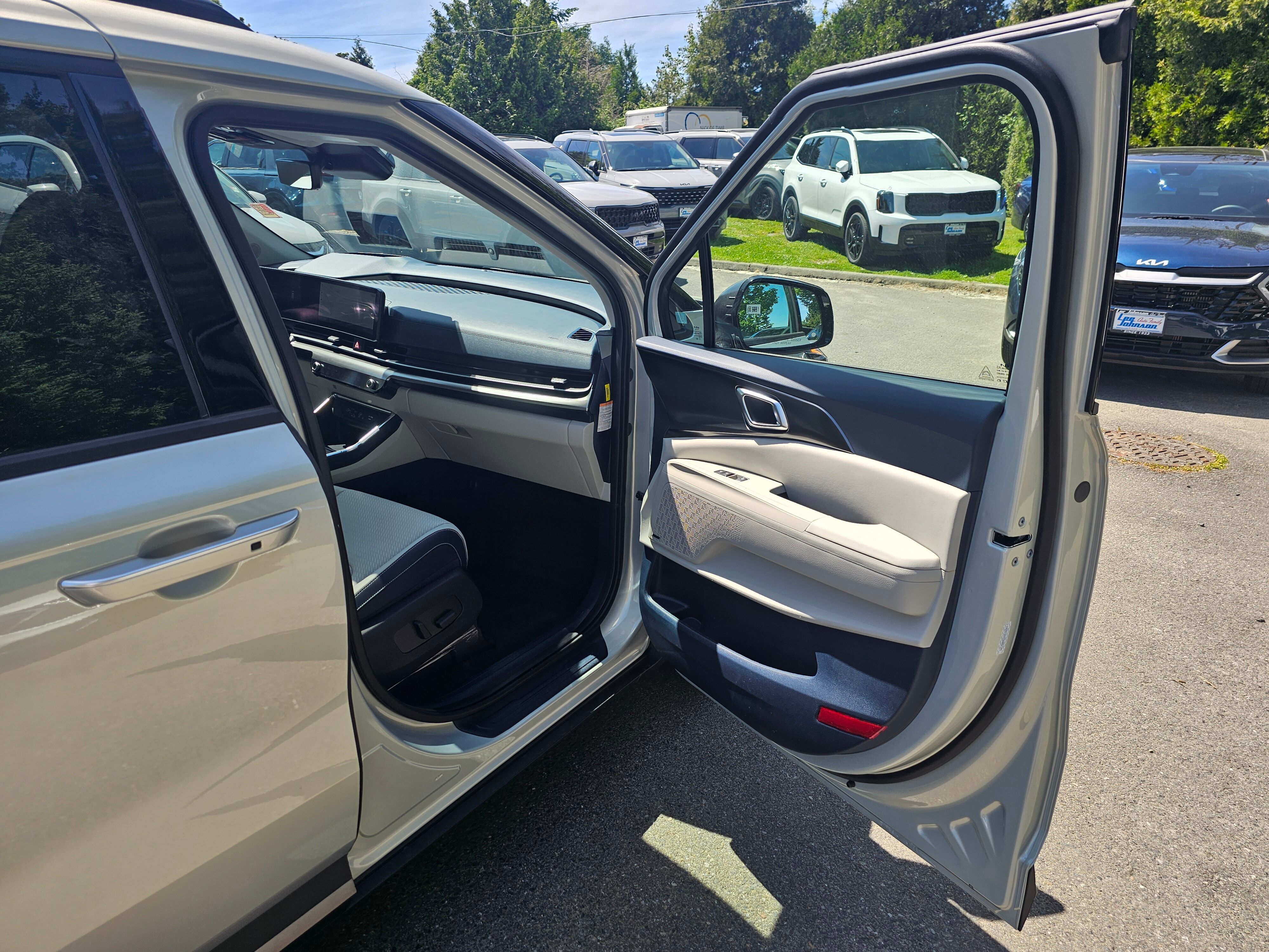 Vehicle image 32 of 40