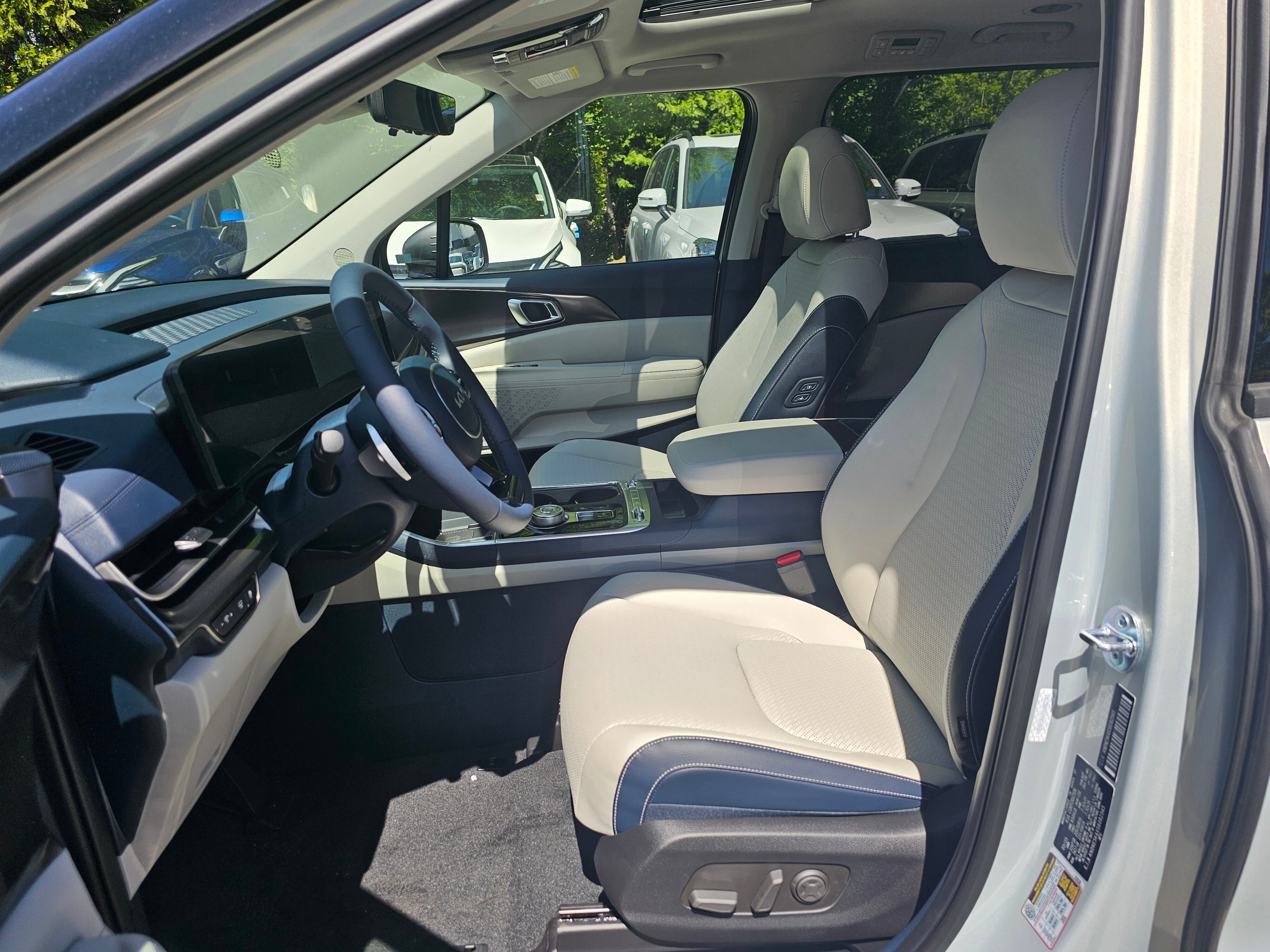 Vehicle image 23 of 40