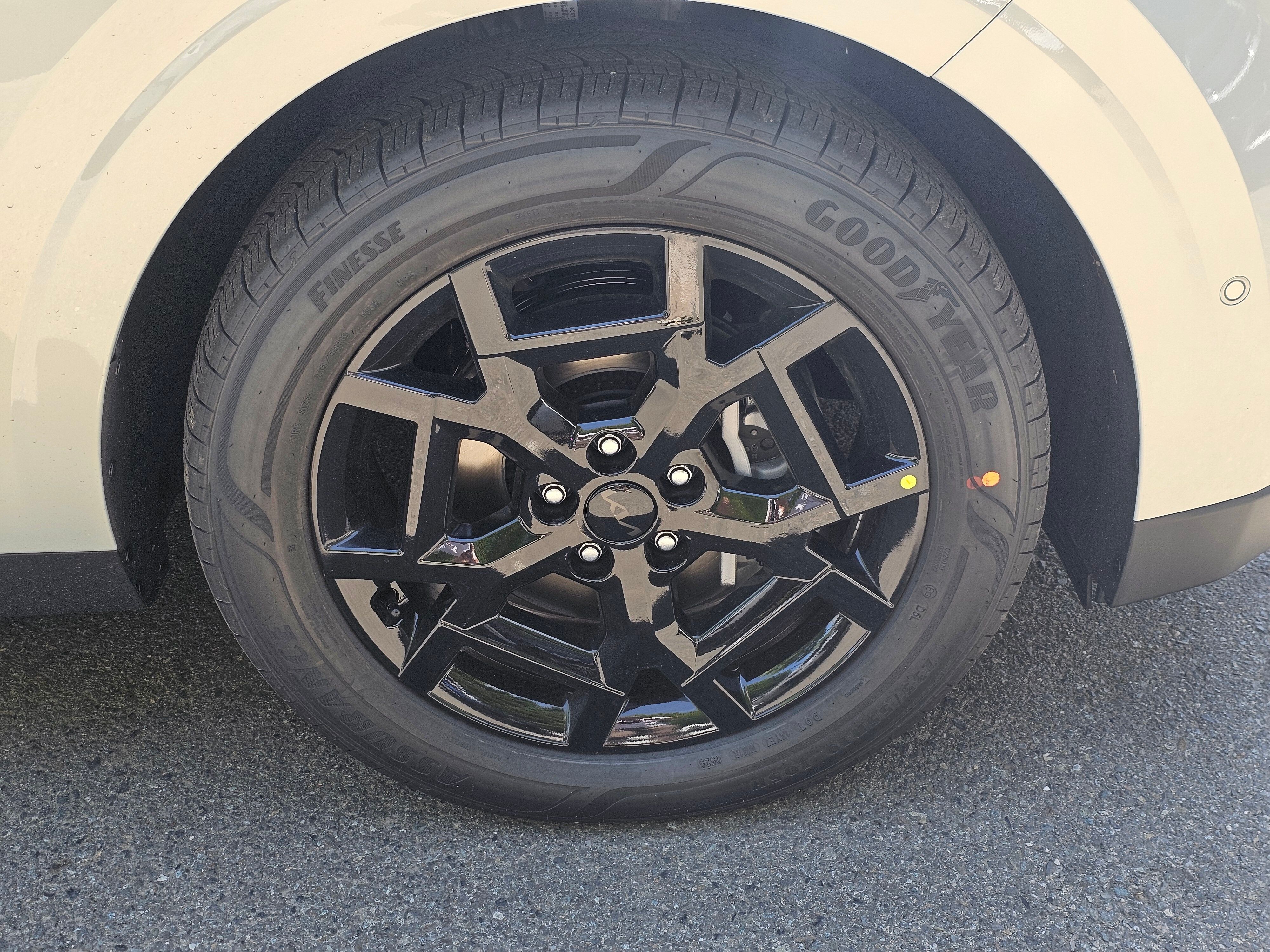 Vehicle image 35 of 40