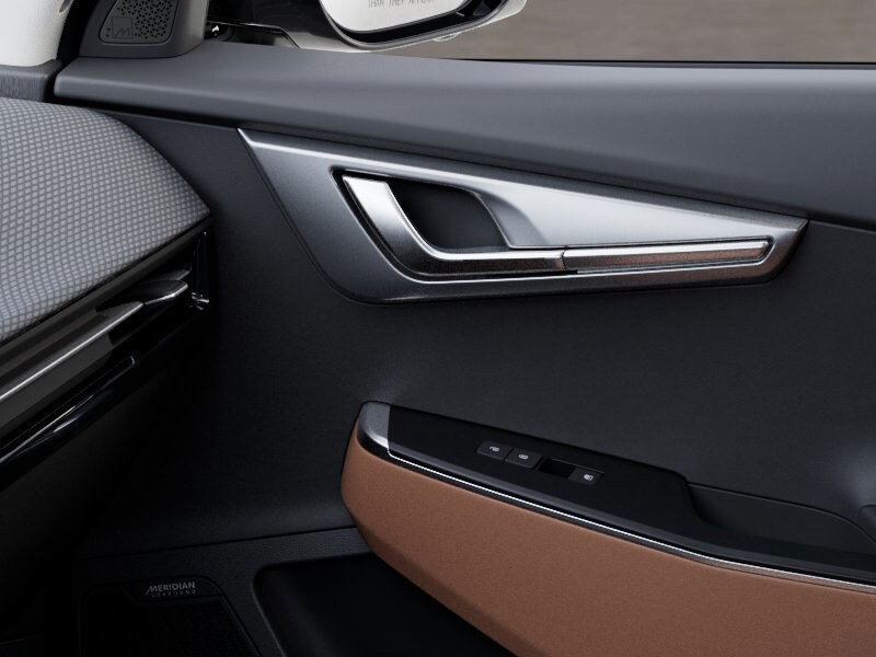 Vehicle image 25 of 27