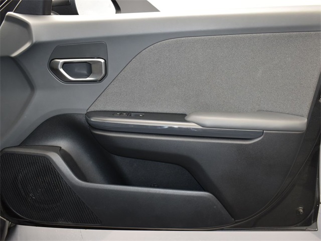 Vehicle image 32 of 49
